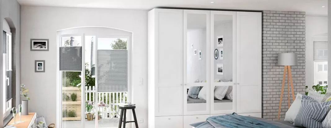Placard blanc avec miroir et façade à cadre dans le style scandinave