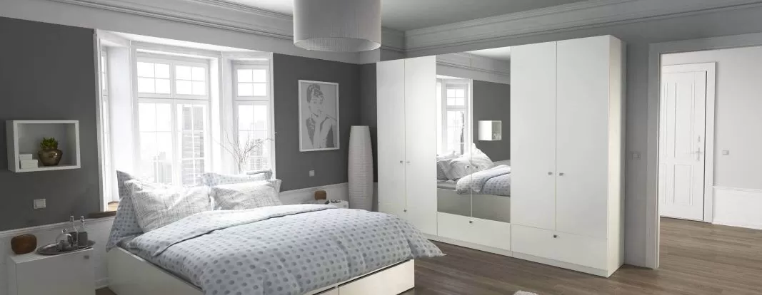 Armoire sur mesure dans la chambre à coucher avec une façade miroir blanche