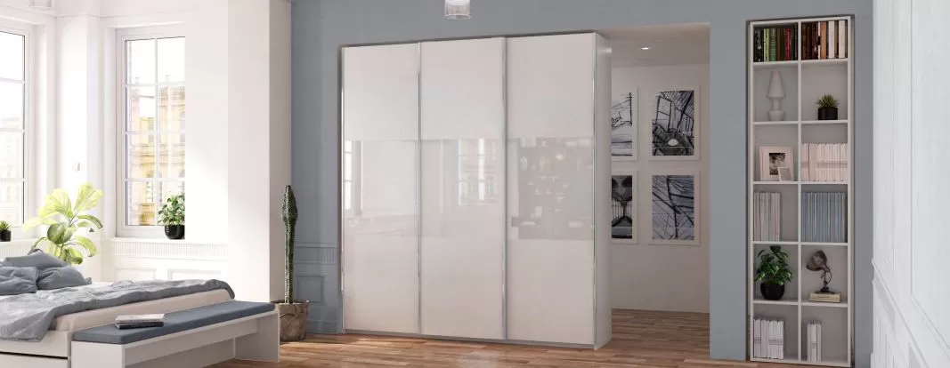 Armoire à portes coulissantes sur mesure en réserve, avec porte coulissante