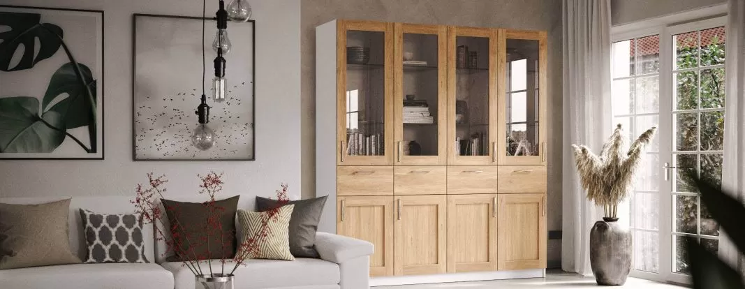 Armoire mansardée avec façades à cadre et panneau de verre