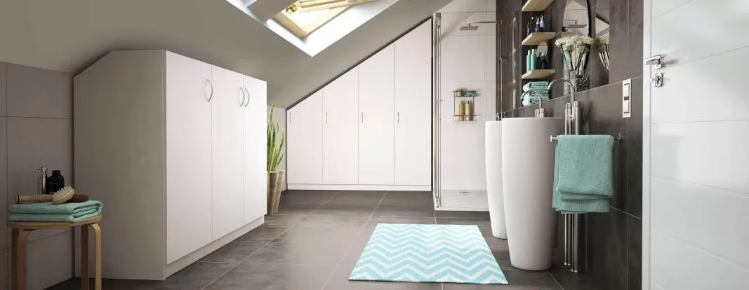 Badeværelsesskabe med skrå side og skrå bagvæg