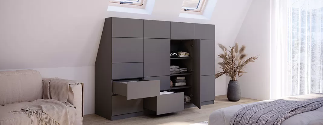 Skab med skrå bagvæg