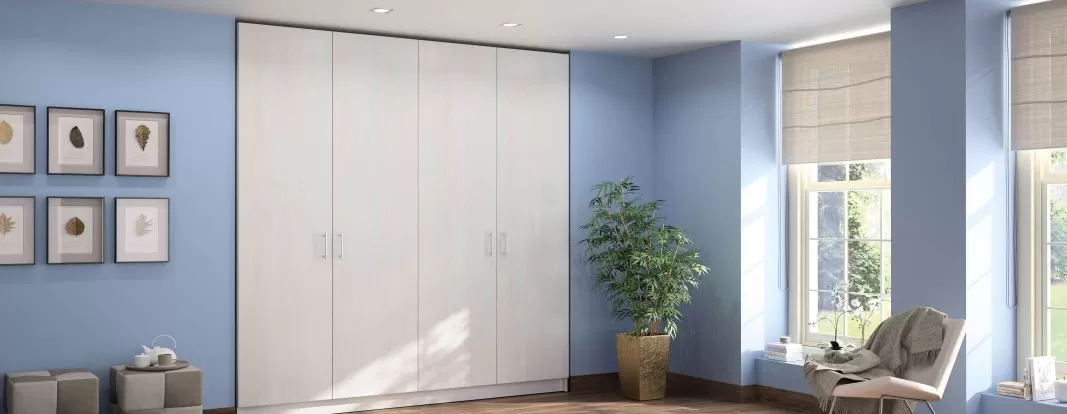 Hvidt klædeskab i niche