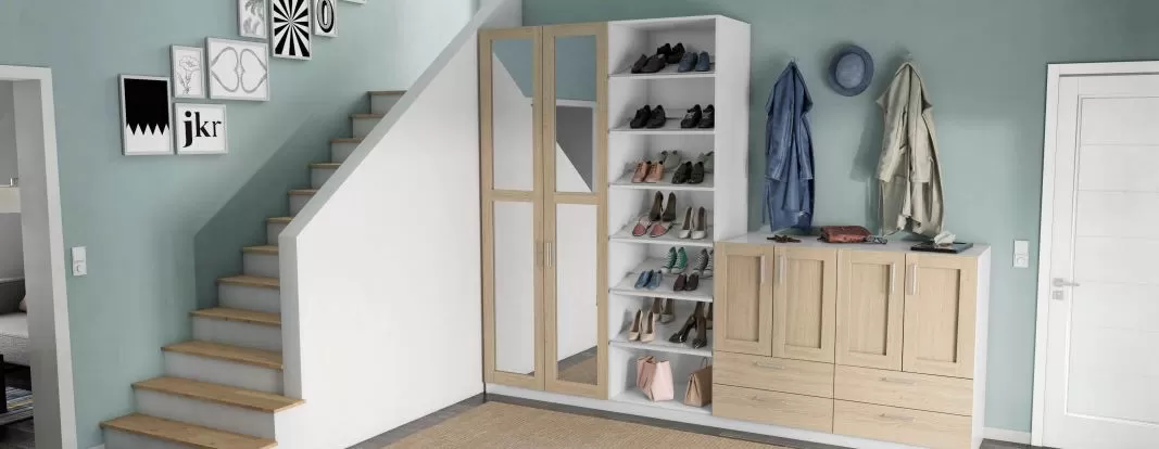 Garderobeskab med rammefronter og spejl