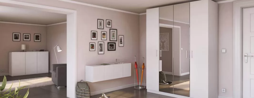 Garderobeskab i hvidt med spejl