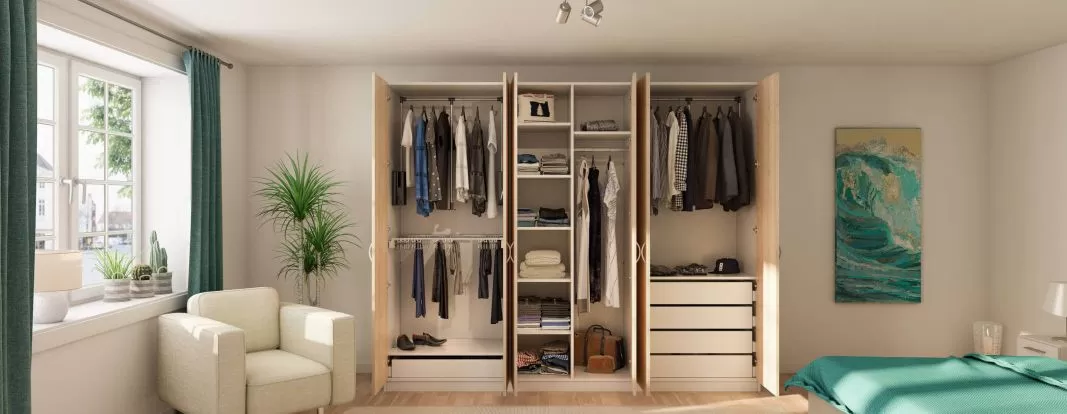 Åben garderobe i soveværelset med indretning