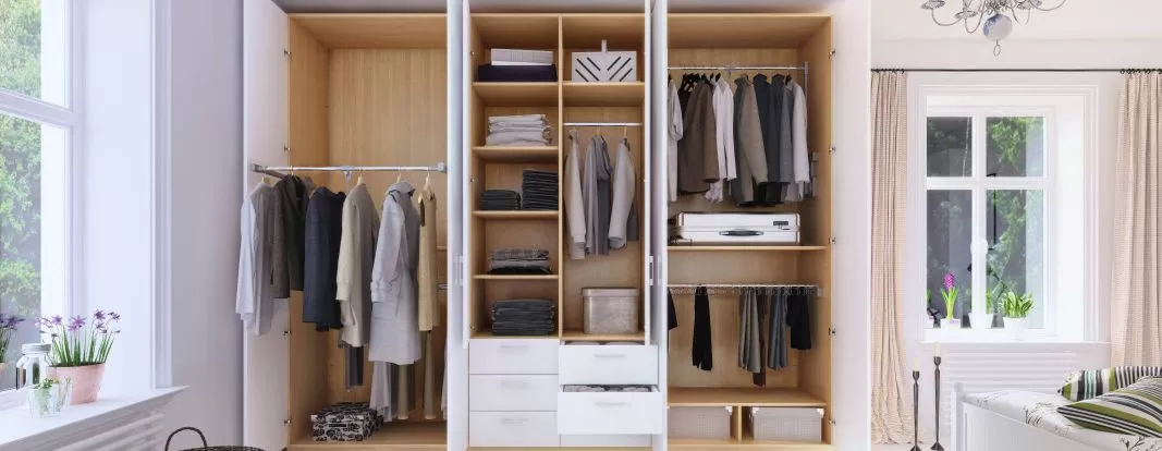 Geöffneter Kleiderschrank in Weiß und Buche mit Spiegel fürs Schlafzimmer