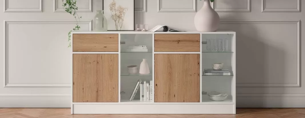 Cómoda en blanco con frentes chapados